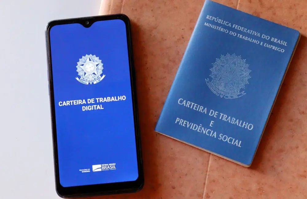 Trabalhador analisando seus direitos após trabalhar sem registro na carteira